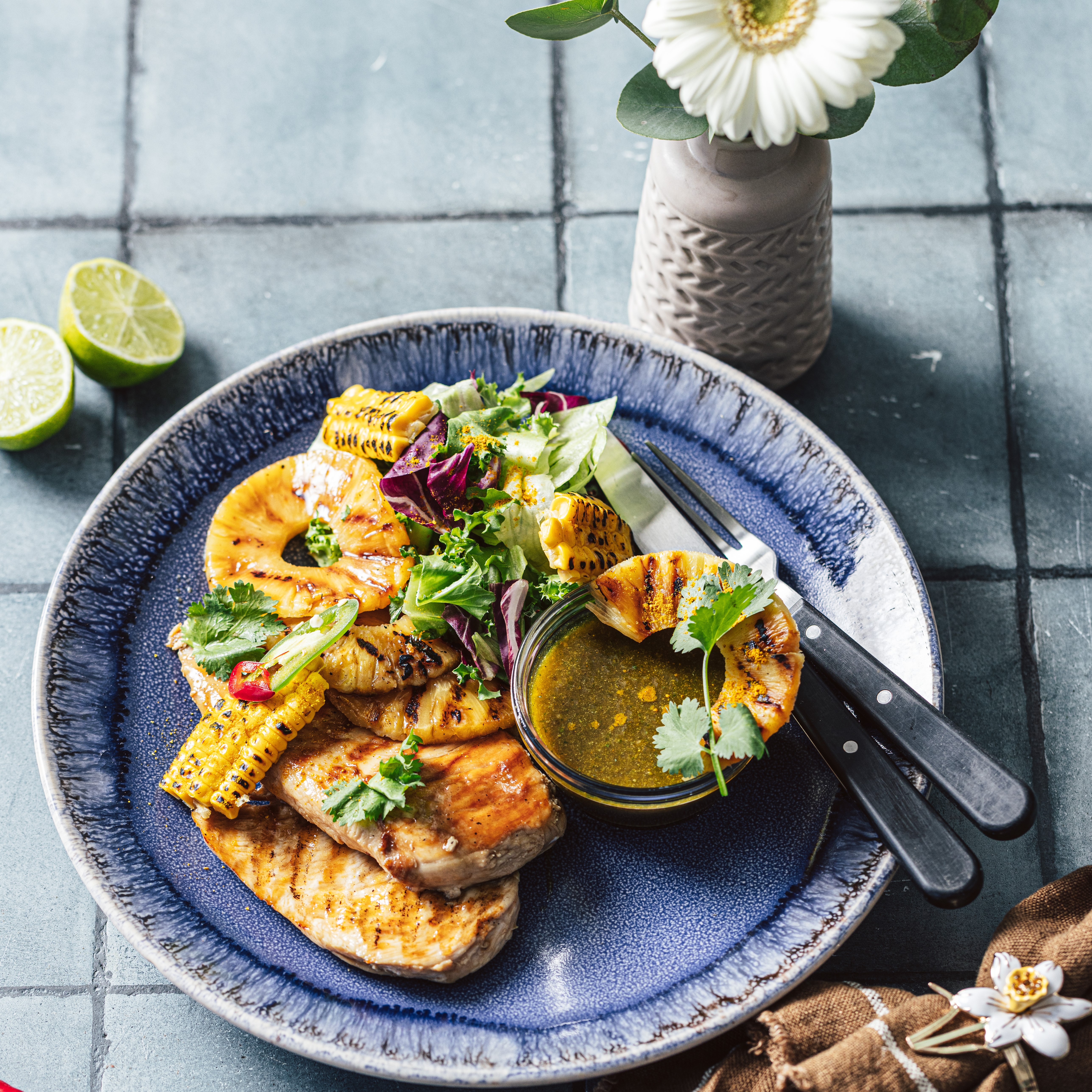 Салат с курицей, ананасом и маринованным луком — пошаговый рецепт с фото